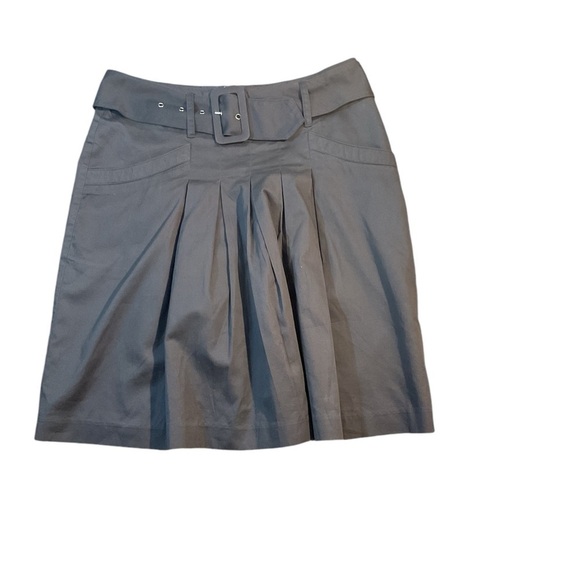 Stylish Black Pleated Skirt with Belt - Picture 5 of 7